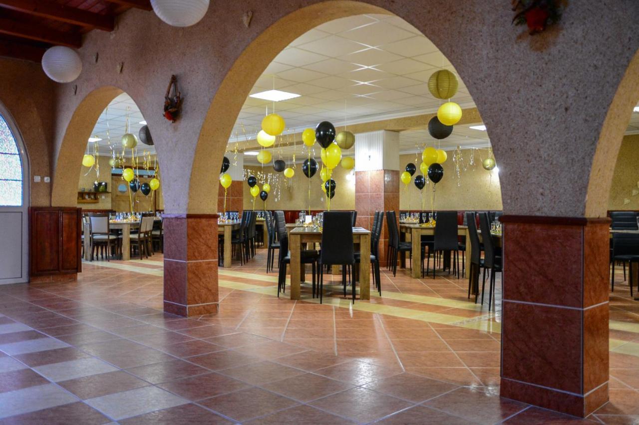 KOMPLEX -Rendezvénytermek-Panzió-Apartman-Irodák- Mateszalka Exterior foto